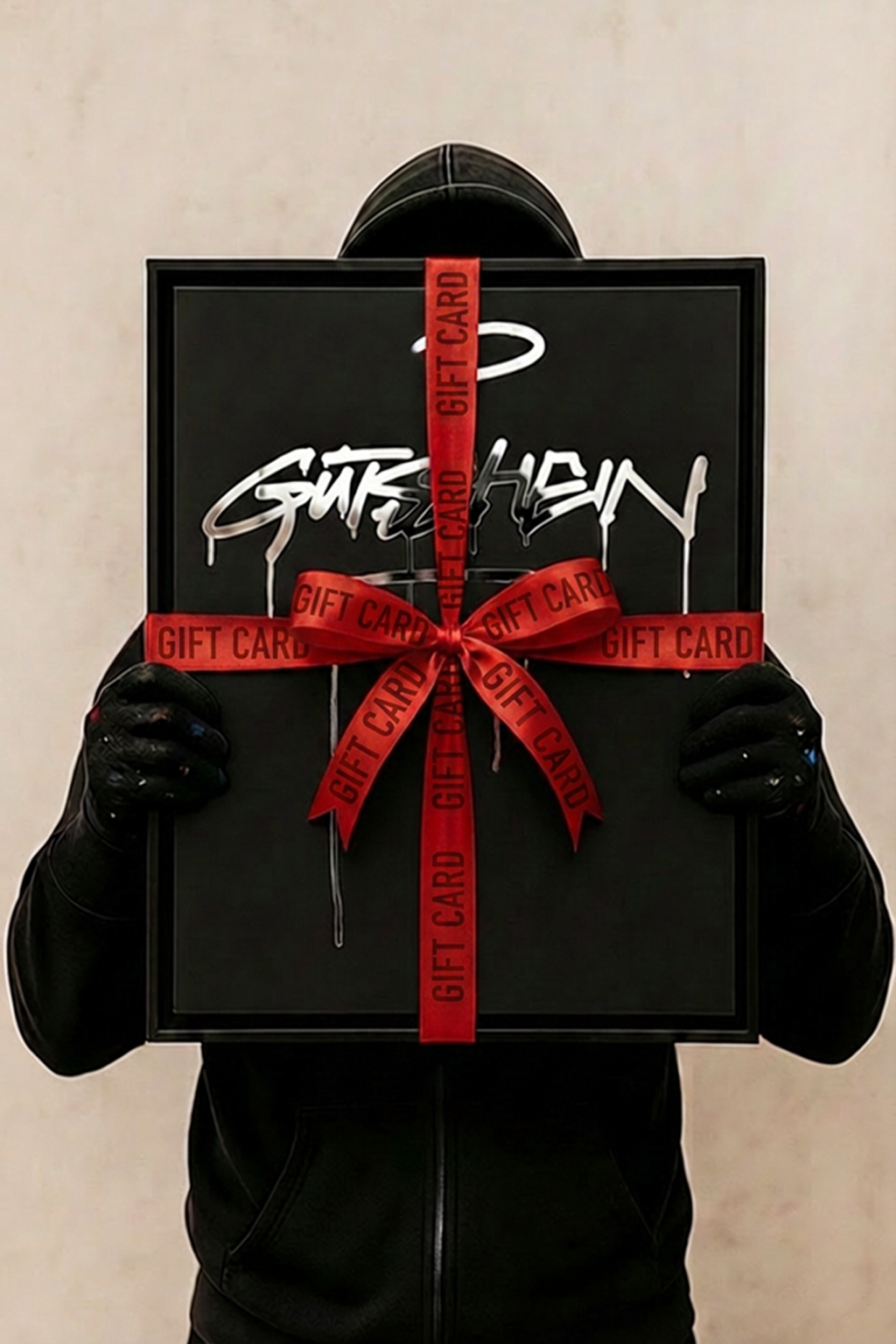 Gerahmter Designspiegel mit Gutschein-Graffiti 40x50 cm in Schwarz-Spiegel wird von einer dunkel gekleideten Person gehalten – Urban Art Wanddeko.