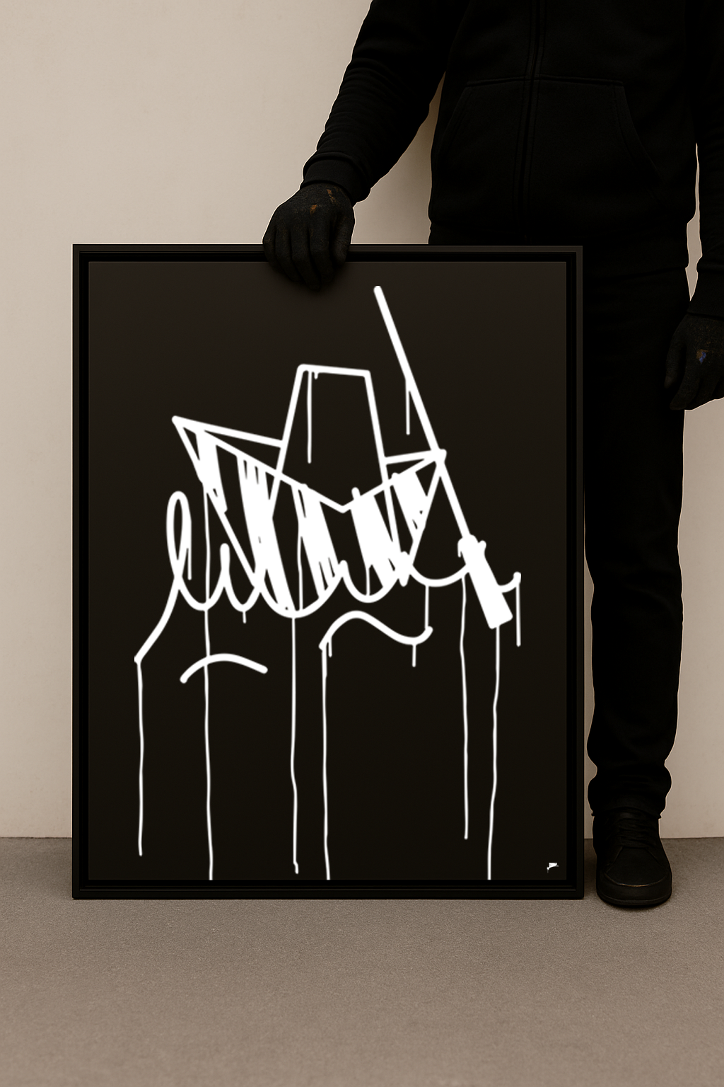Großformatiger Designspiegel mit Ulmer-Schachtel-Graffiti 80x100 cm in Schwarz-Weiß wird frontal von einer Person gehalten – moderne Urban Art.