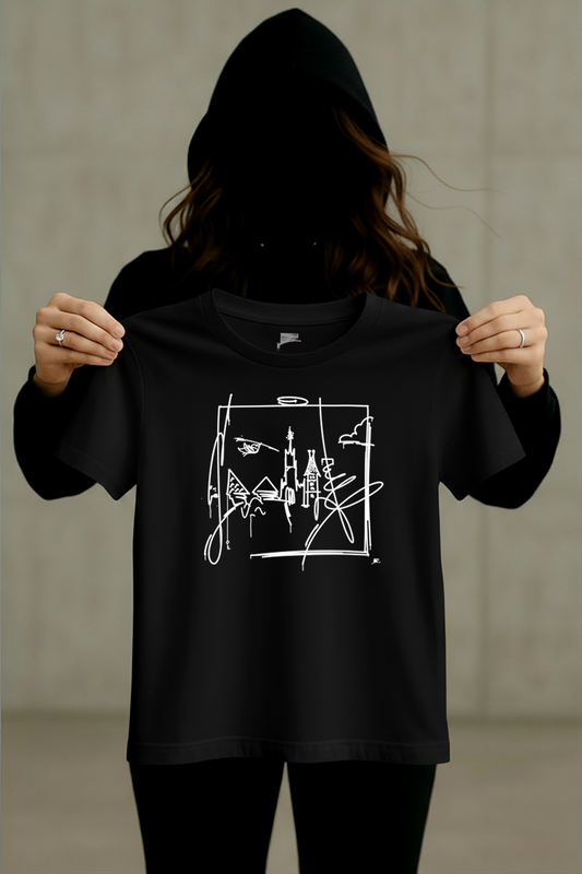 Schwarzes Ulm-T-Shirt mit weißem Linienmotiv wird von einer Person im schwarzen Hoodie präsentiert.