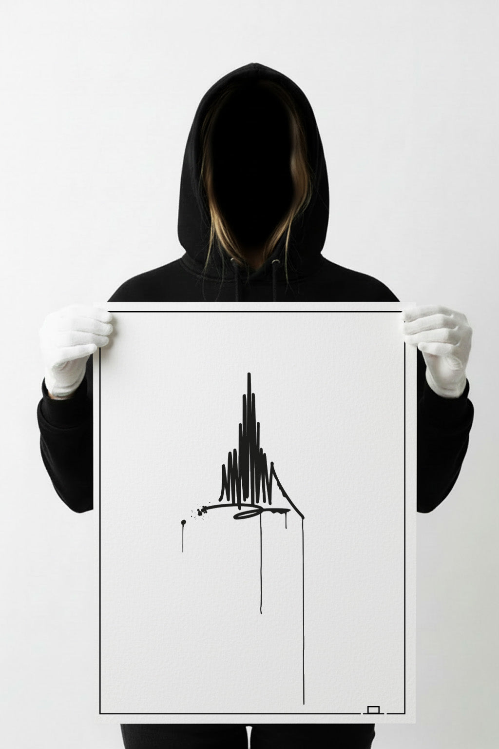 XL Kunstdruck „Ulmer Münster“ in 50×70 cm; Person mit weißen Handschuhen hält das minimalistische Urban-Line-Art Motiv.
