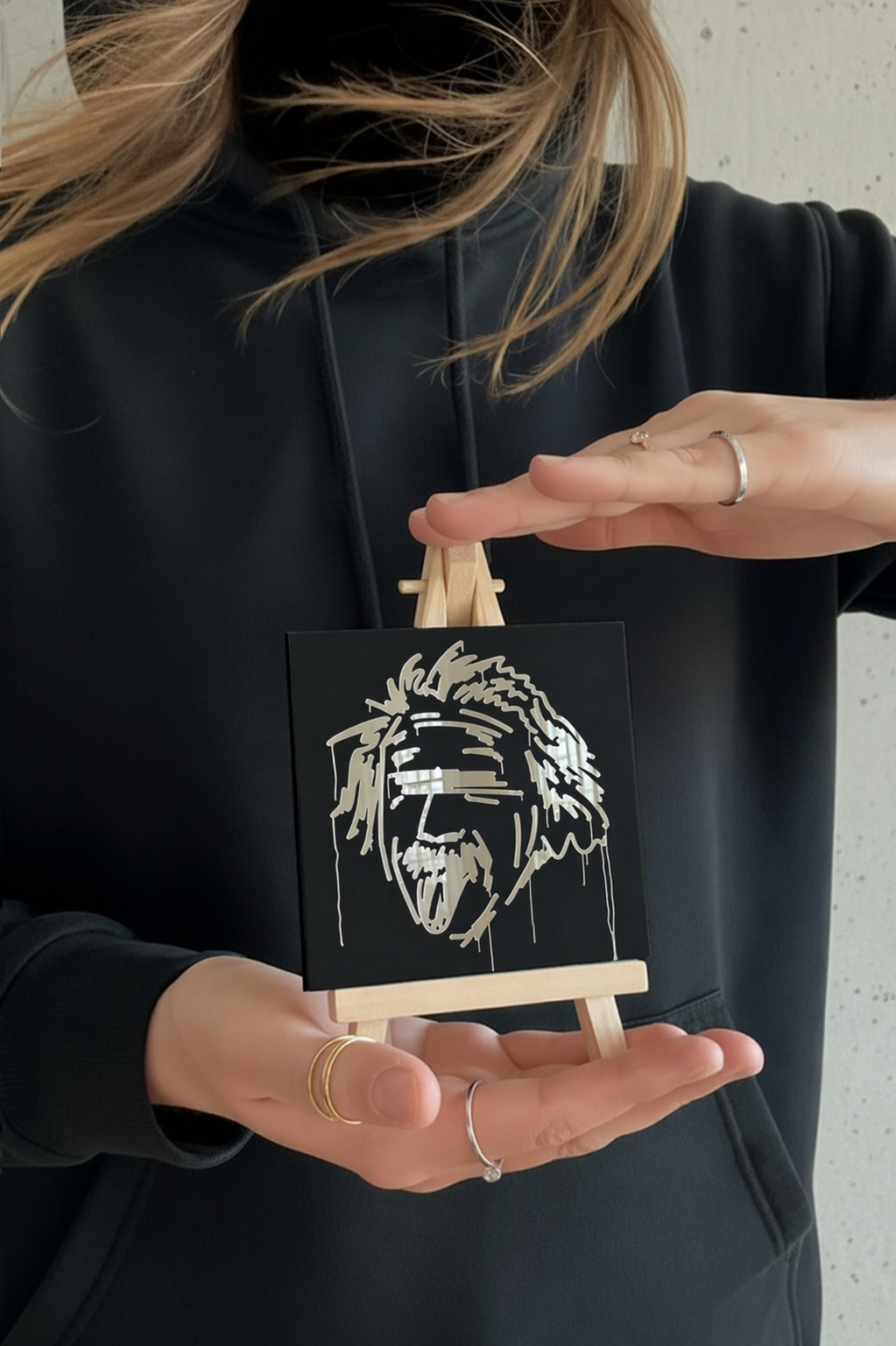 Person hält einen 10 × 10 cm großen Designspiegel Mini mit spiegelndem Motiv Albert Einstein
