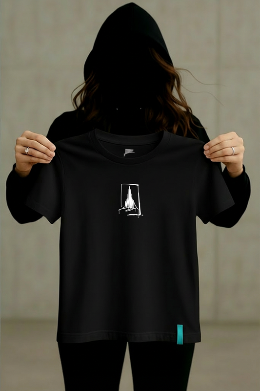 Schwarzes Premium T-Shirt mit Ulmer Münster Motiv in weißem Line-Art Design und türkisfarbenem Hem-Tag