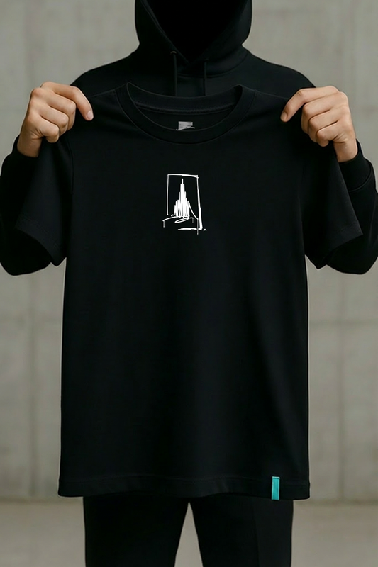 Schwarzes Premium T-Shirt mit Ulmer Münster Motiv in weißem Line-Art Design und türkisfarbenem Hem-Tag