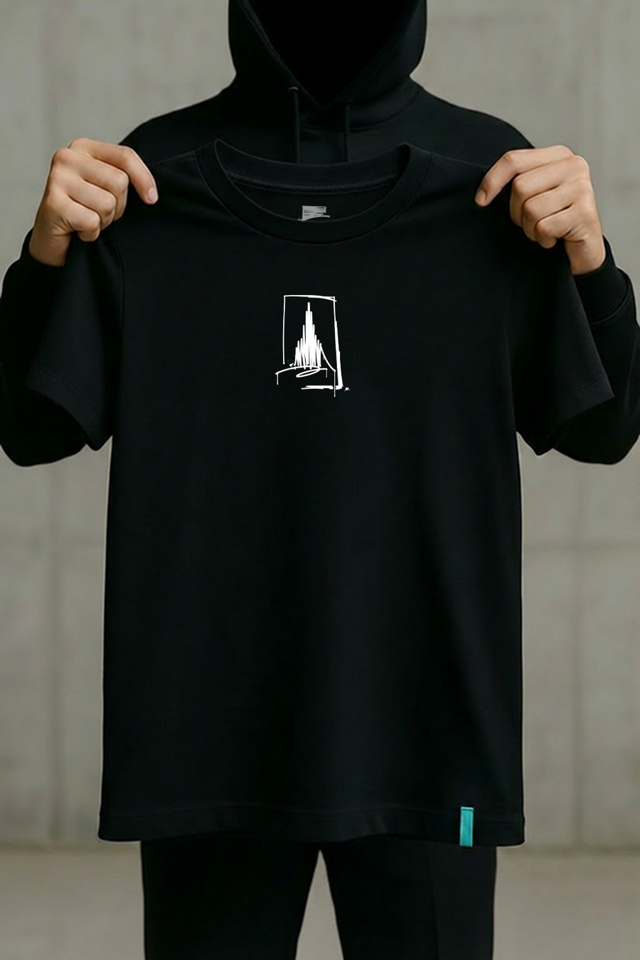 Schwarzes Premium T-Shirt mit Ulmer Münster Motiv in weißem Line-Art Design und türkisfarbenem Hem-Tag