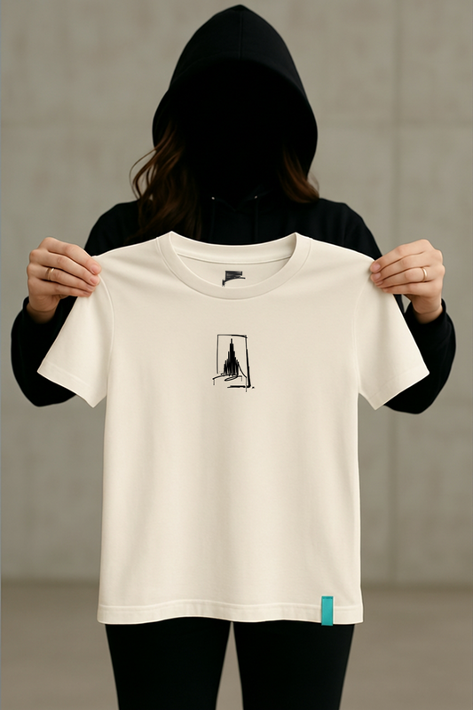 Premium T-Shirt in Off-White mit schwarzem Ulmer Münster Motiv in Studioaufnahme