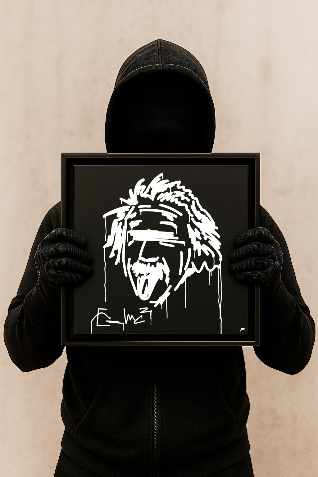 Designspiegel 30×30 cm mit Einstein-Motiv, von Person im schwarzen Hoodie frontal präsentiert.