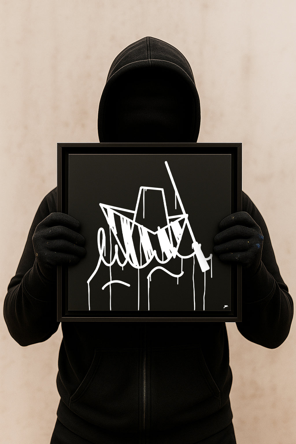 Gerahmter Designspiegel mit Ulmer-Schachtel-Graffiti 30x30 cm in Schwarz-Weiß wird von einer dunkel gekleideten Person gehalten – Urban Art Wanddeko.