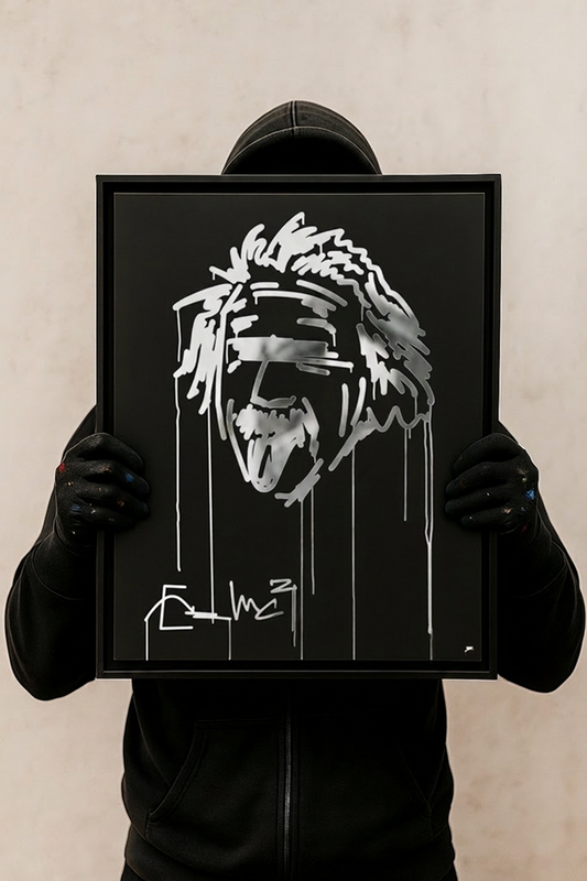 Designspiegel 40×50 cm mit markantem Einstein-Motiv, von Person im schwarzen Hoodie gehalten.