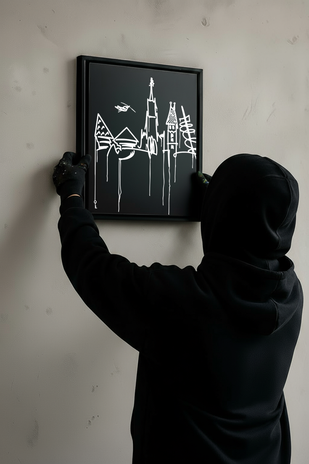 Designspiegel 40×50 cm mit Ulm Skyline, von Person im Hoodie an die Wand gehängt – urbanes Art-Setting.