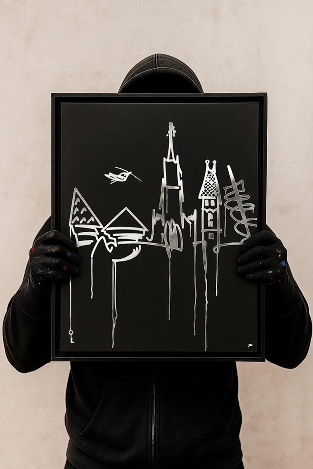 Designspiegel 40×50 cm mit Ulm Skyline, vor Person im Hoodie – urbanes Art-Setting.
