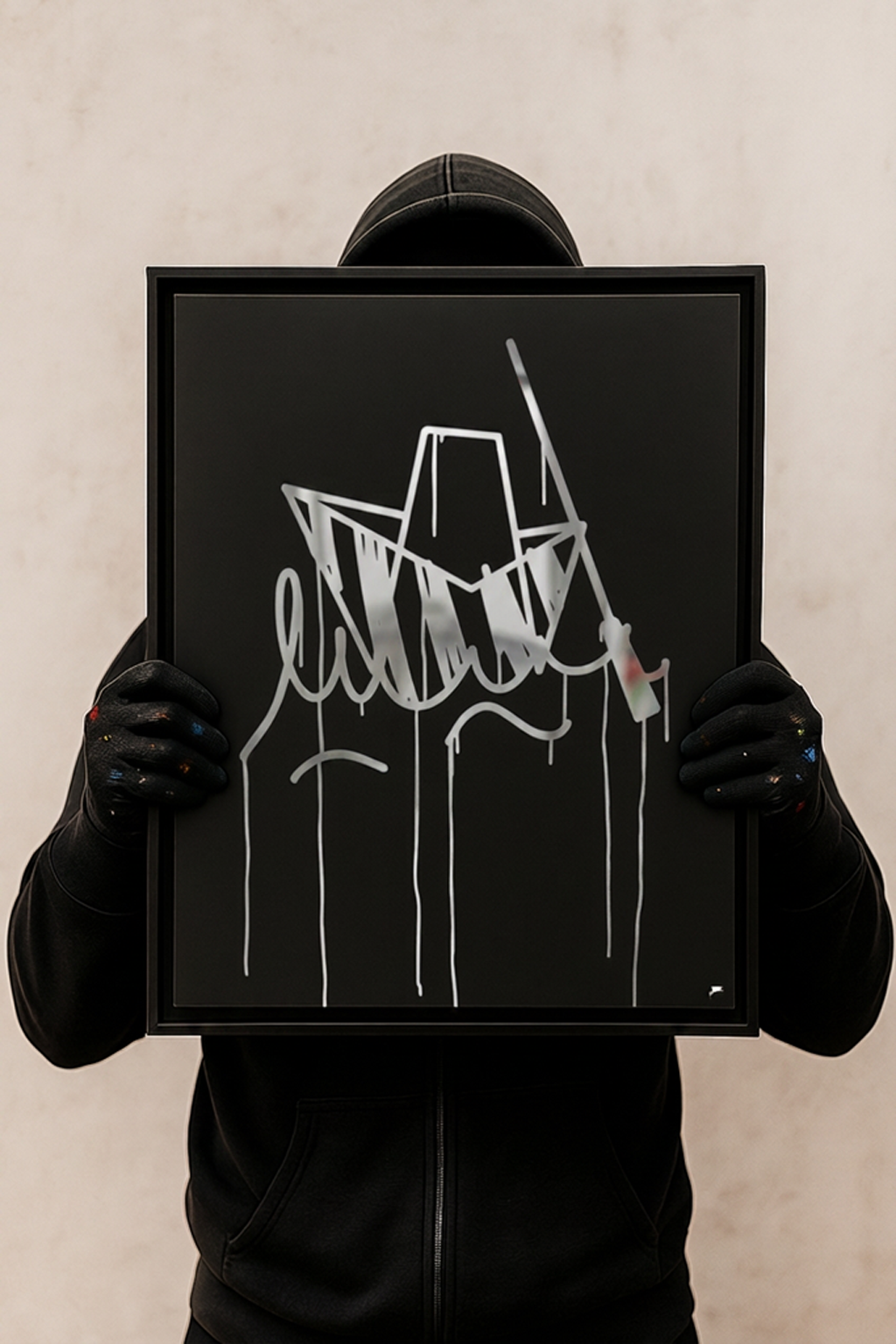 Gerahmter Designspiegel mit Ulmer-Schachtel-Graffiti 40x50 cm in Schwarz-Weiß wird von einer dunkel gekleideten Person gehalten – Urban Art Wanddeko.