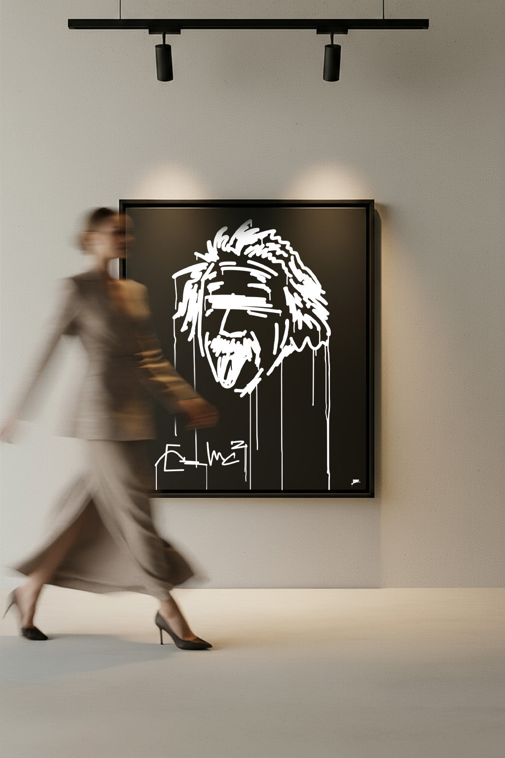 Großer Designspiegel 80×100 cm mit abstraktem Einstein-Motiv, im Galerie-Setting mit vorbeigehender Person.