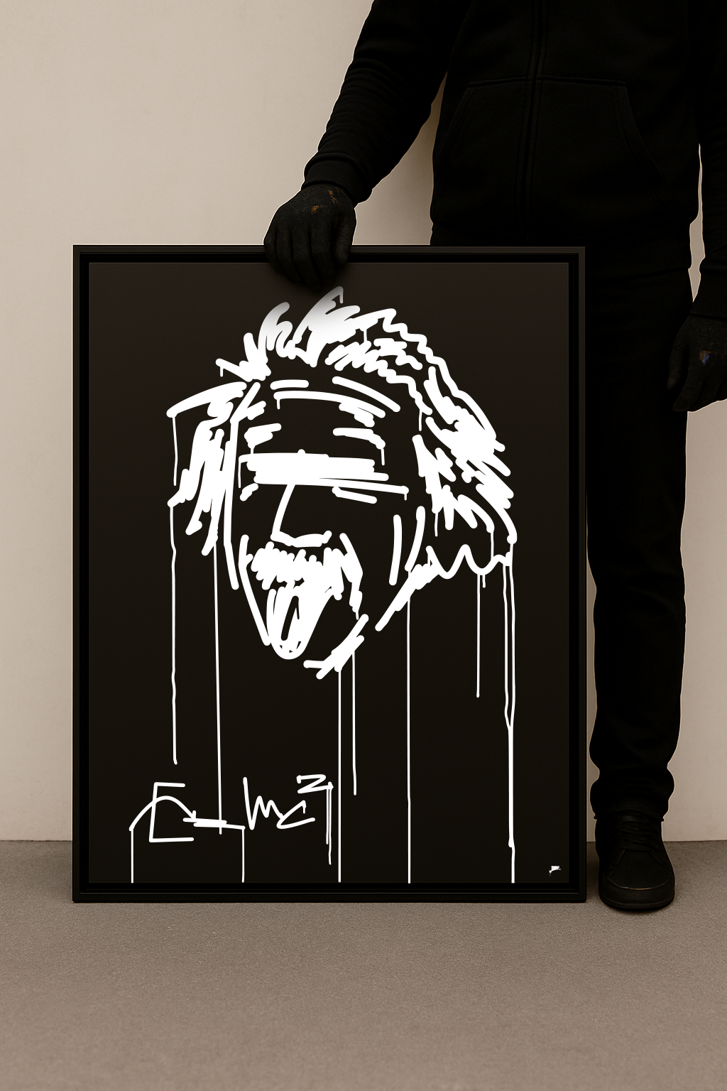 Großer Designspiegel 80×100 cm mit Einstein-Motiv, von Person im schwarzen Hoodie gehalten.