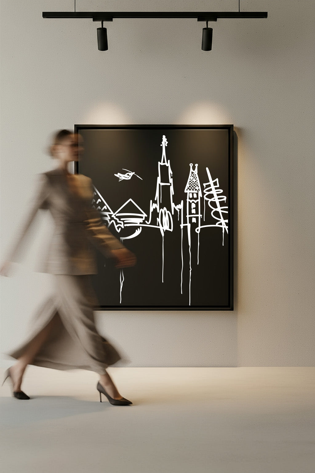 Großer Designspiegel 80×100 cm mit Ulm Skyline in Galeriepräsentation, unscharfe Person im Vorbeigehen.
