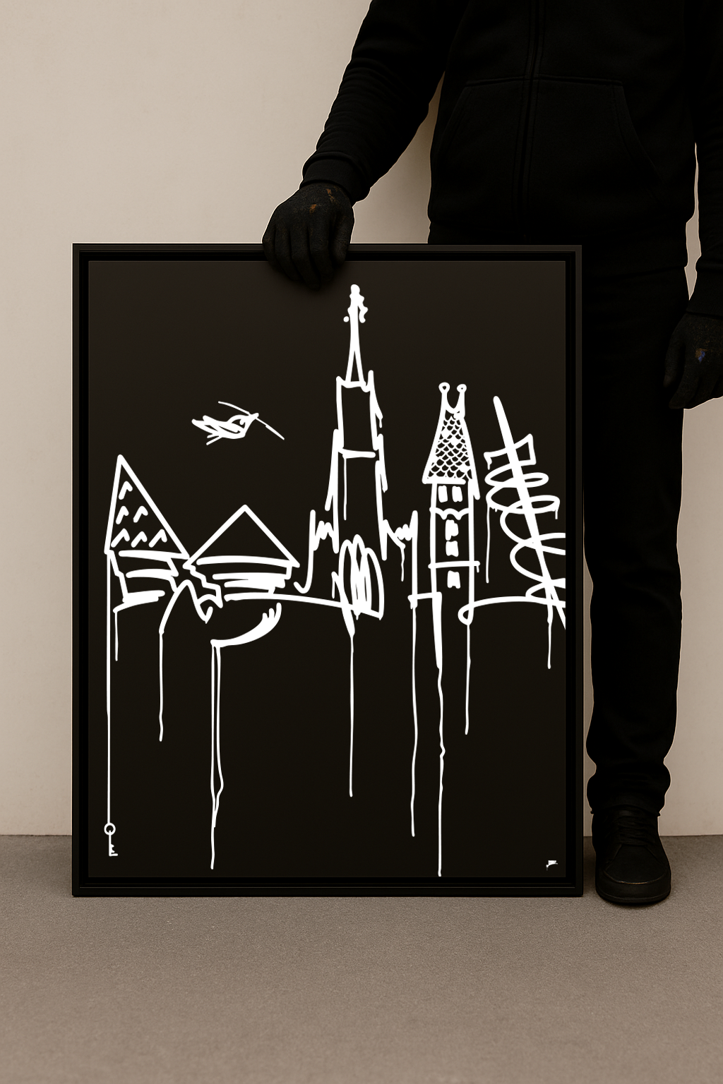 Großformatiger Designspiegel 80×100 cm mit Ulm Skyline, von Person im schwarzen Hoodie und Handschuhen gehalten.