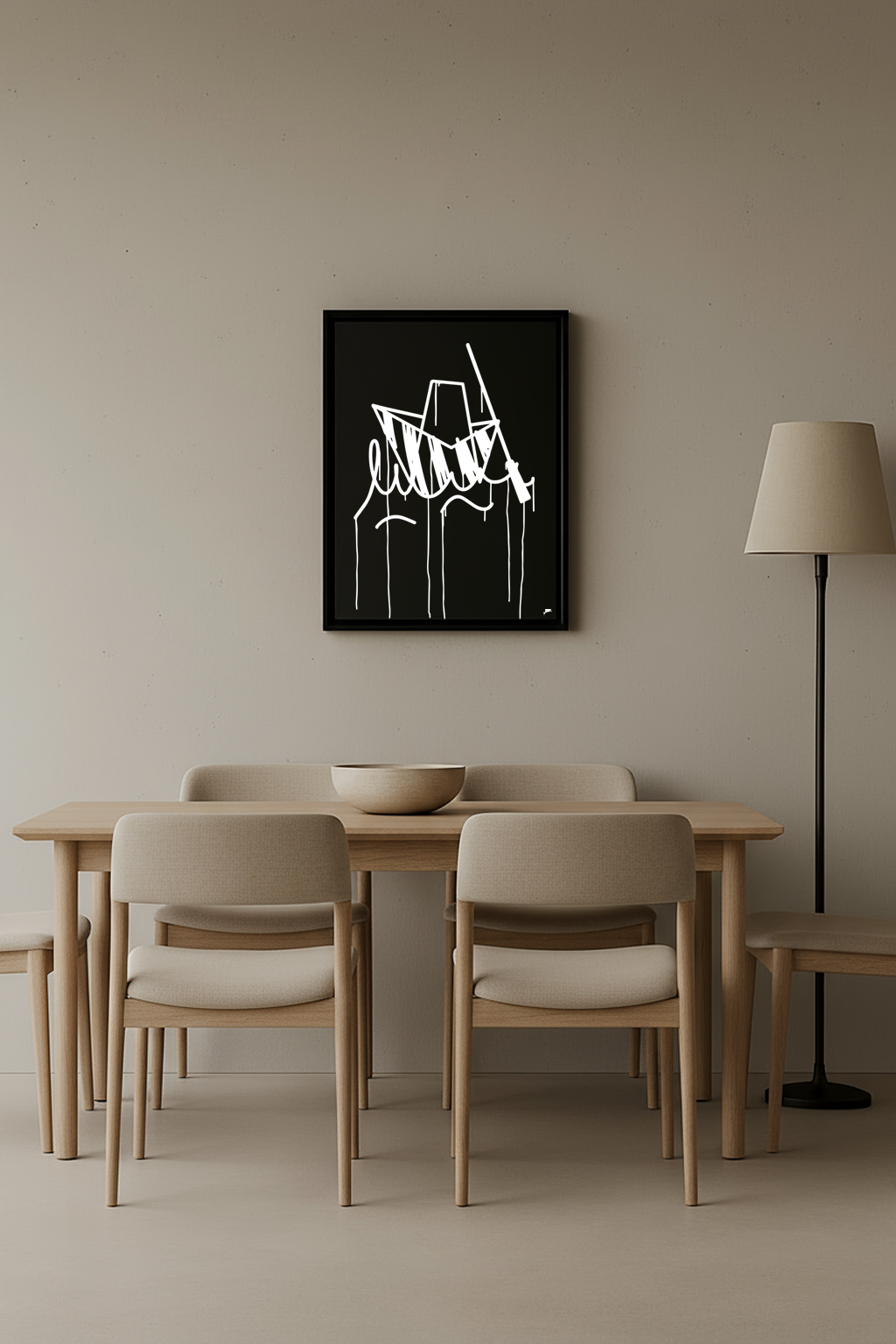 Designspiegel mit Ulmer-Schachtel-Graffiti in Schwarz-Weiß hängt als modernes Wandbild 80x100 cm über einem Esstisch in einem minimalistischen Esszimmer.