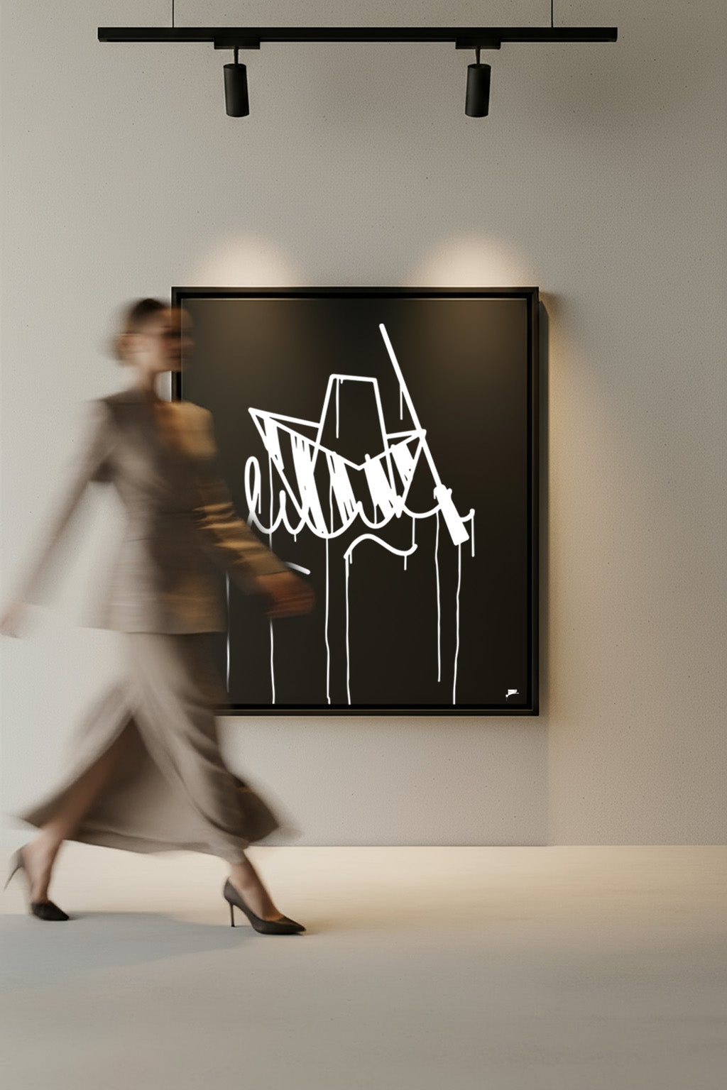 Großer Designspiegel mit Ulmer-Schachtel-Graffiti 50x100cm hängt beleuchtet in einer modernen Galerie, während eine Frau vorbeigeht.