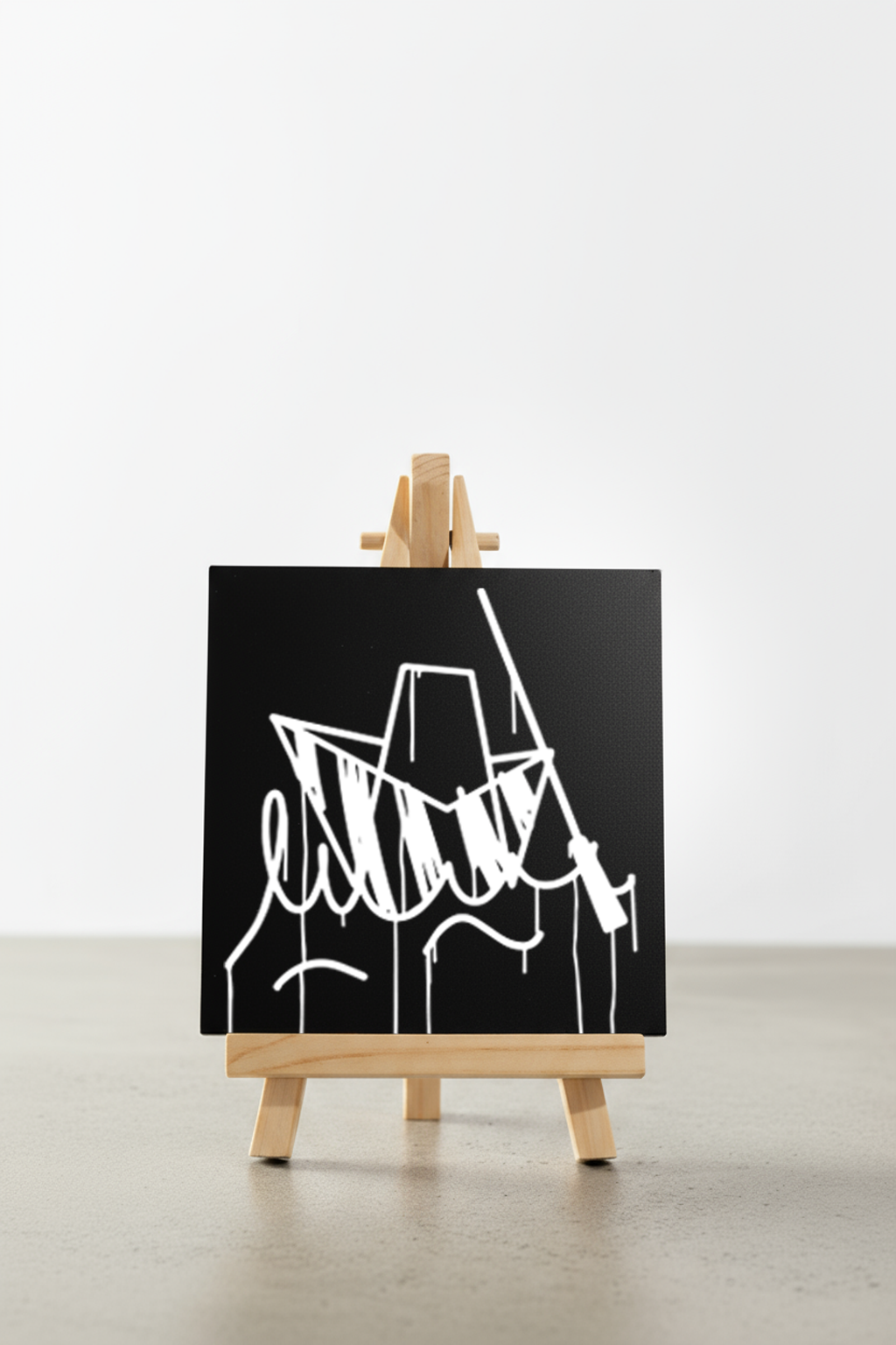 Designspiegel Mini Ulmer Schachtel – frontal fotografierter Urban-Art Spiegel in Schwarz-Weiß auf kleiner Staffelei.