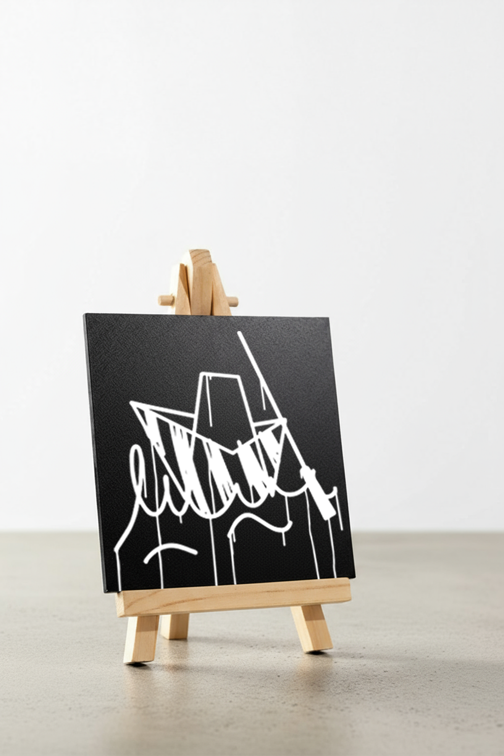 Designspiegel Mini Ulmer Schachtel – schräg fotografierter urbaner Mini-Spiegel auf Holzstaffelei.