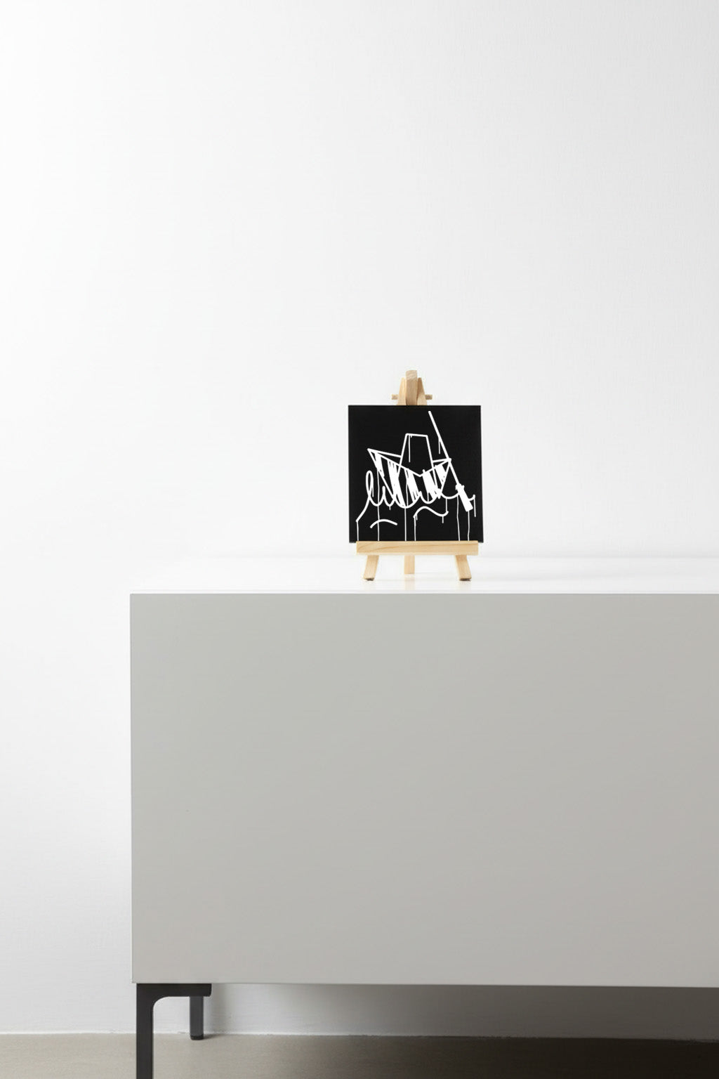 Designspiegel Mini Ulmer Schachtel – urbaner Mini-Spiegel im modernen Interior auf weißem Sideboard.