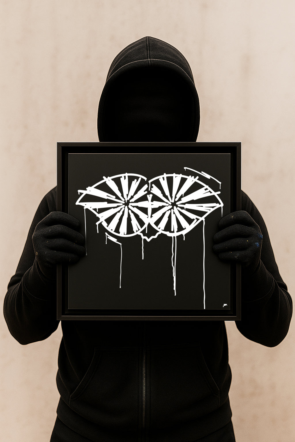 Designspiegel Schneider von Ulm in 30x30 cm, von schwarz gekleidetem Mann gehalten – moderne Urban-Art im Schwarz-Weiß-Look.