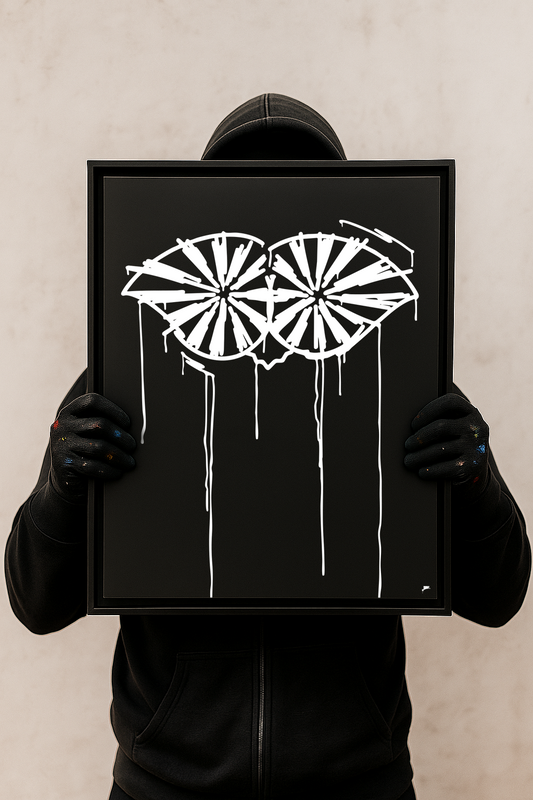 Designspiegel Schneider von Ulm in 40x50 cm, frontal von schwarz gekleideter Person gehalten – moderner Urban-Art Stil.