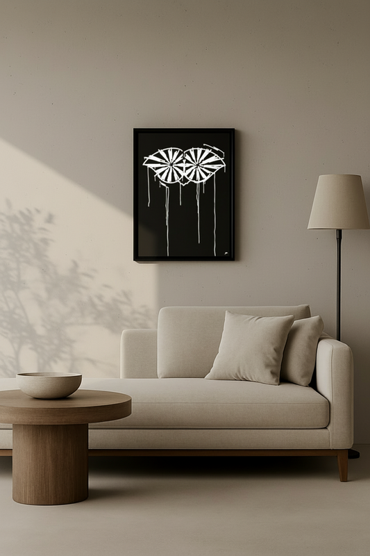 Designspiegel Schneider von Ulm in 40x50 cm über hellem Sofa – moderne schwarz-weiße Urban-Art Wanddeko.