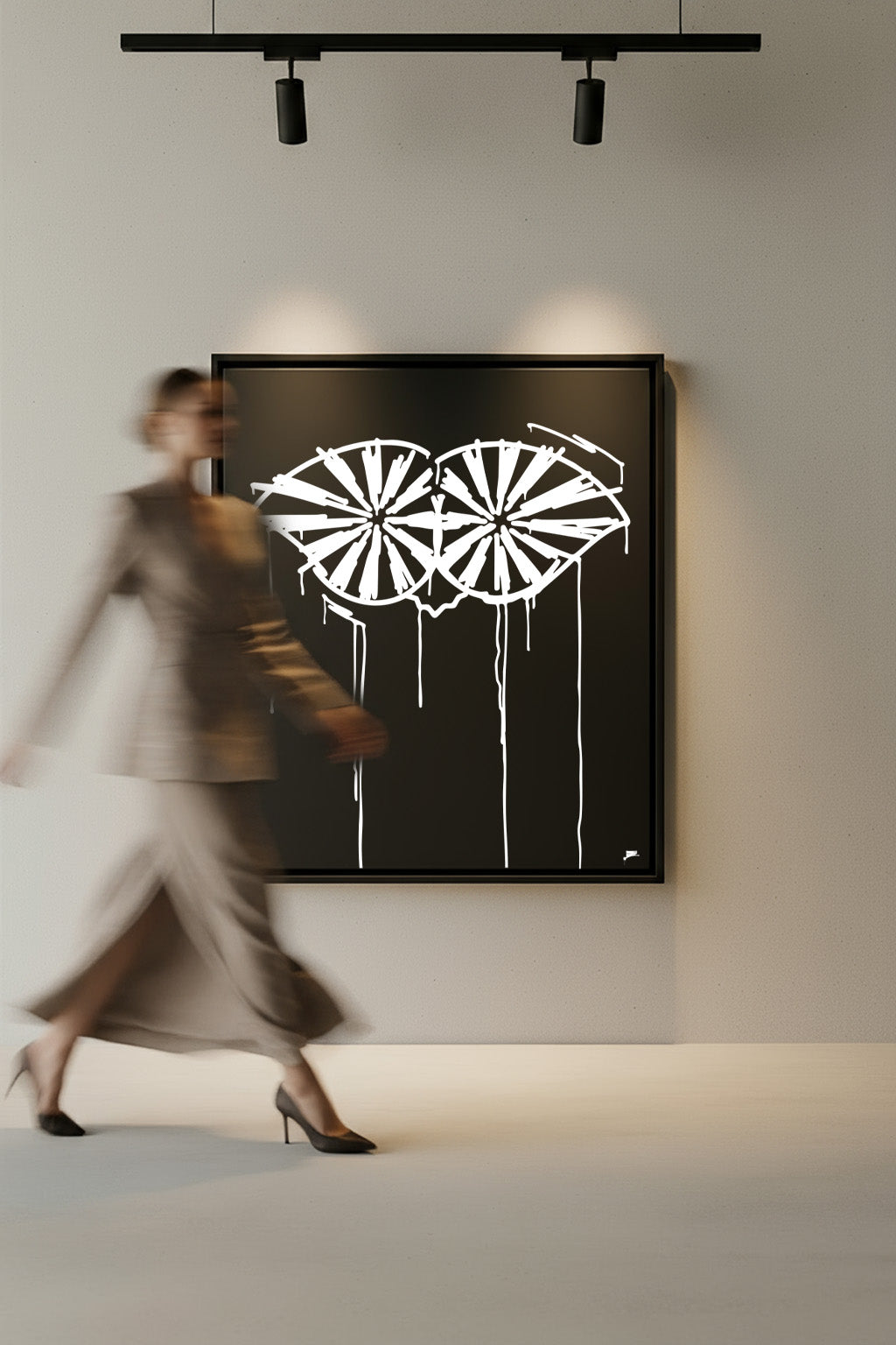 Großformatiger Designspiegel Schneider von Ulm in 80x100 cm in Galerieumgebung – moderne Urban-Art, Frau läuft im Vordergrund vorbei.