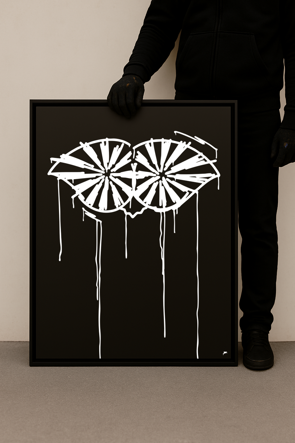 Designspiegel Schneider von Ulm in 80x100 cm, frontal von schwarz gekleideter Person gehalten – Urban-Art im Großformat.