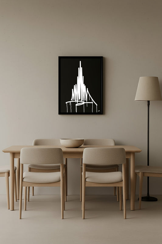 Skandinavisch eingerichtetes Esszimmer mit hellem Holztisch und neutralen Stühlen; an der Wand hängt ein 40×50 cm großer Designspiegel mit weißem Urban-Art-Motiv des Ulmer Münsters.