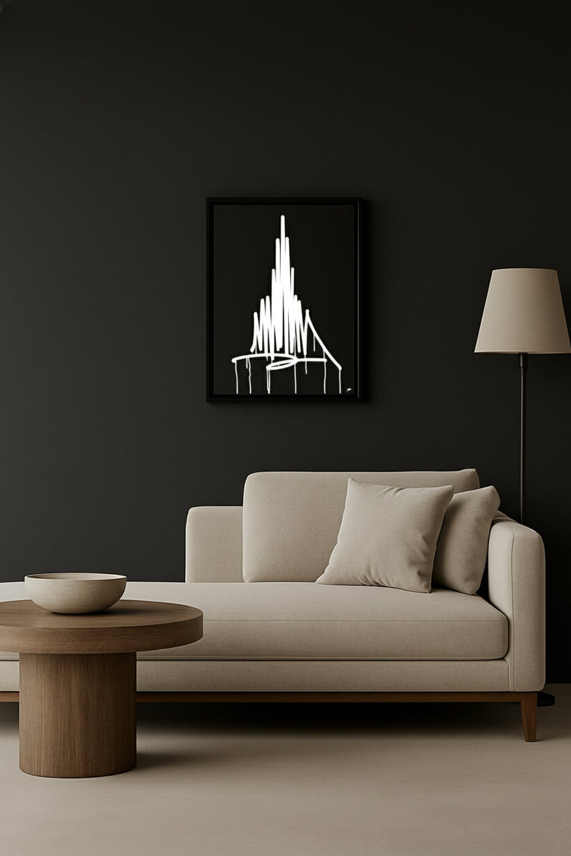 Neutral eingerichtetes Wohnzimmer mit hellem Sofa und rundem Holztisch; an der Wand hängt ein 40×50 cm großer Designspiegel mit weißem Urban-Art-Motiv des Ulmer Münsters.