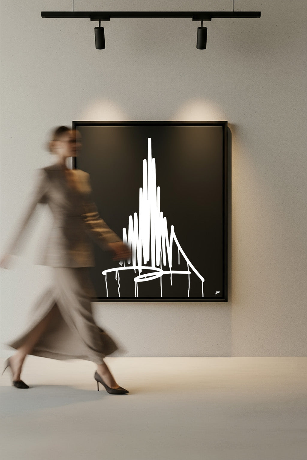 Großes 80×100 cm Designspiegel-Artwork mit weißem Urban-Art-Motiv des Ulmer Münsters in einer modernen Galerie; unscharfe Person geht im Vordergrund vorbei.