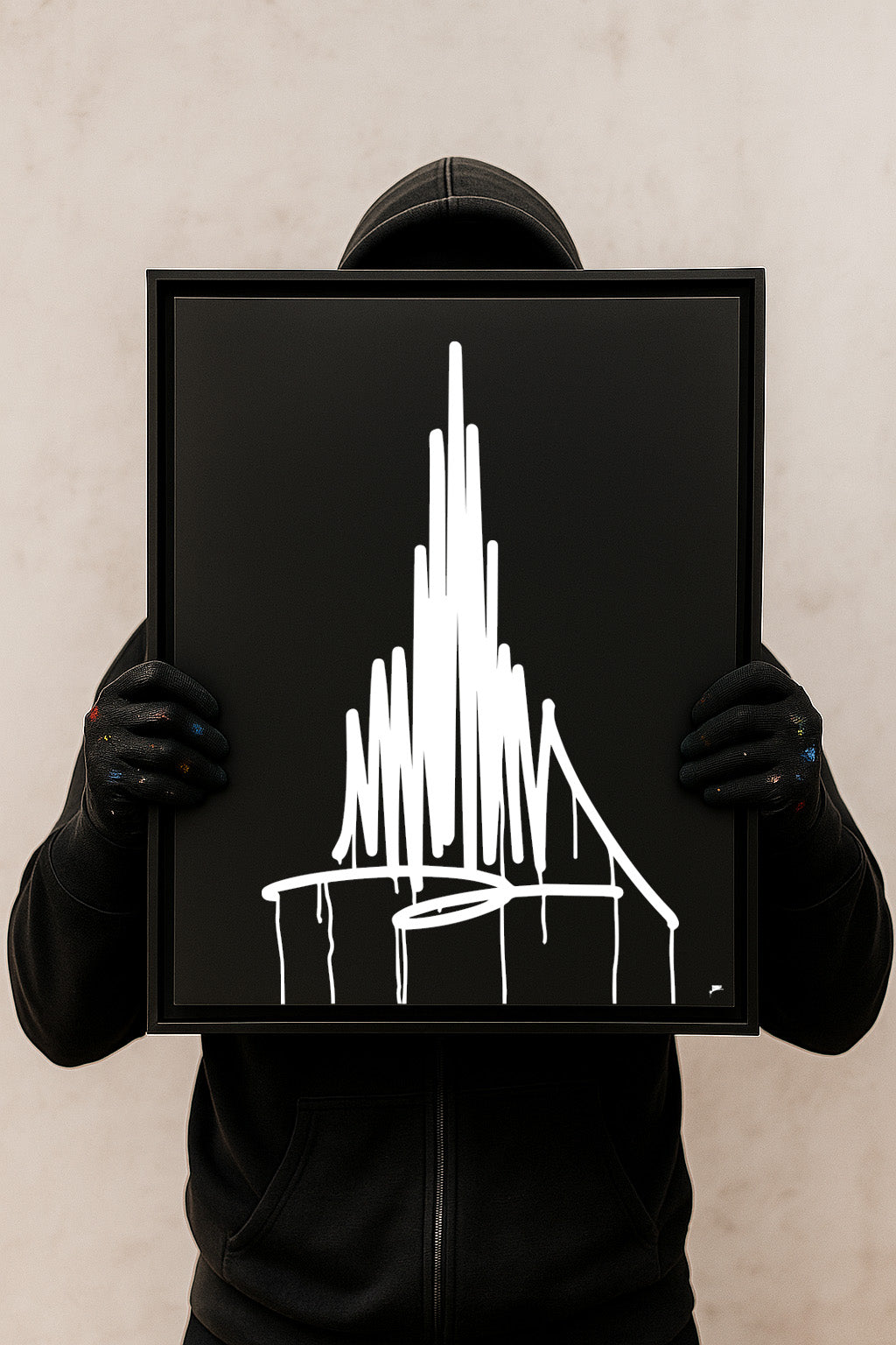 Person in schwarzem Hoodie präsentiert einen matt schwarzen Designspiegel im 40×50-cm-Format mit weißem Urban-Art-Motiv des Ulmer Münsters im Schattenfugenrahmen.