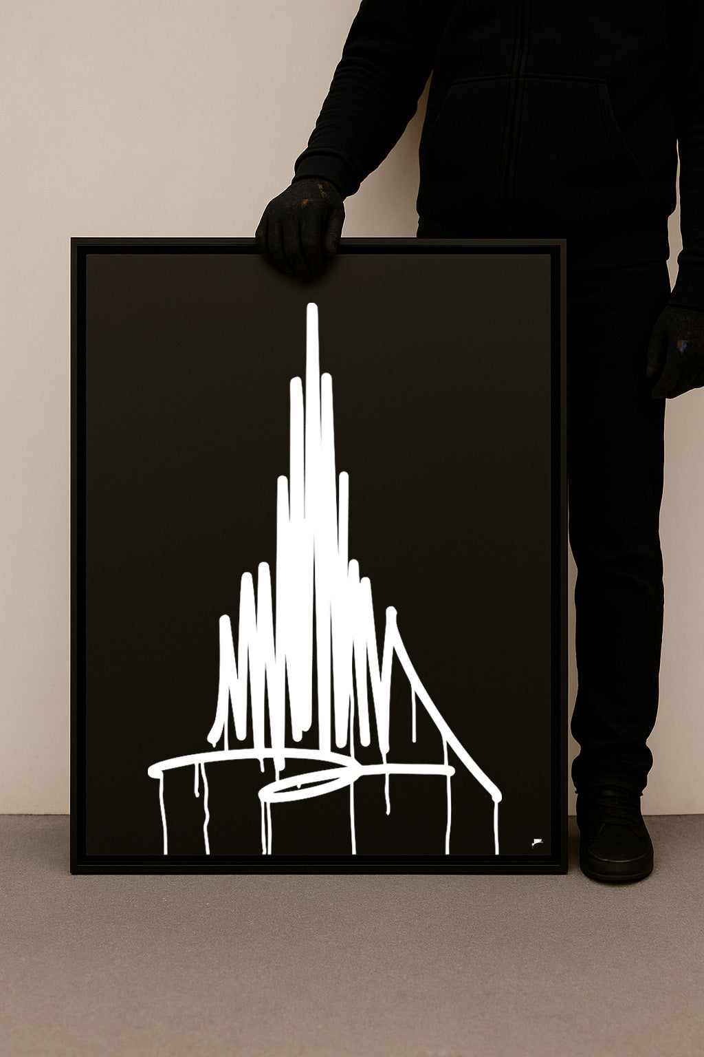 Person in schwarzem Hoodie präsentiert einen großen Designspiegel im Format 80×100 cm mit weißem Urban-Art-Motiv des Ulmer Münsters im schwarzen Schattenfugenrahmen.