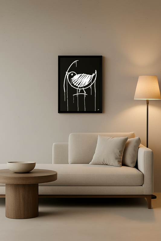 Designspiegel Ulmer Spatz 40×50 cm im modernen Wohnzimmer über Sofa, minimalistisches Urban-Art-Wandbild.