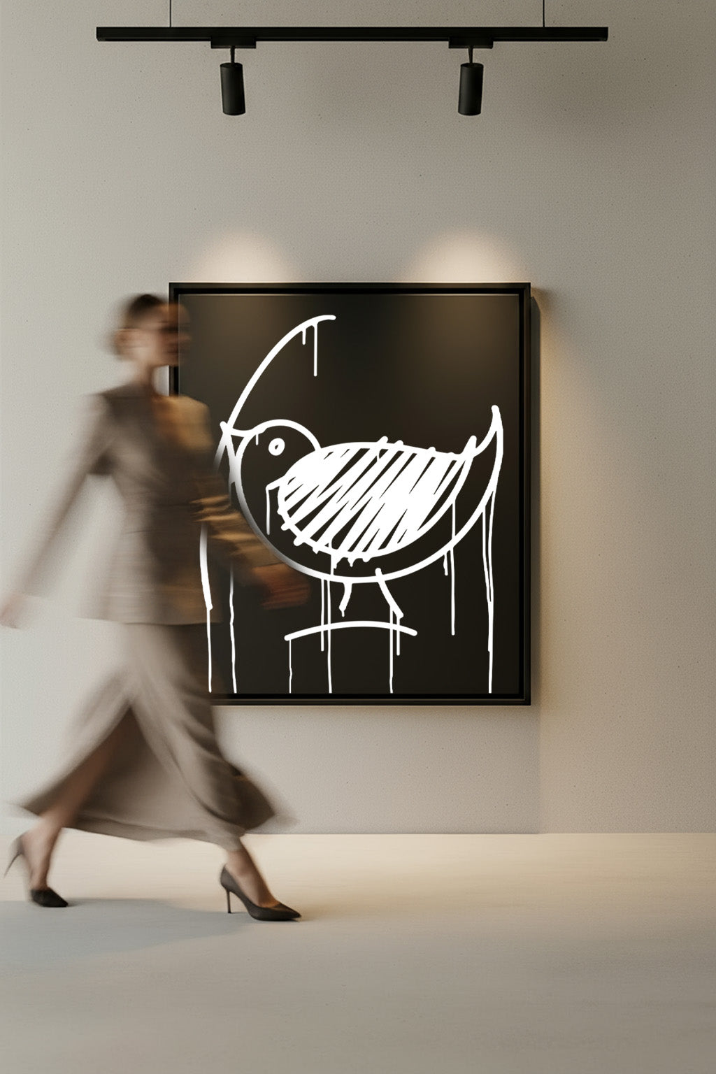 Großer Urban-Art Designspiegel Ulmer Spatz 80×100 cm in moderner Galerie, Frau geht unscharf im Vordergrund vorbei.