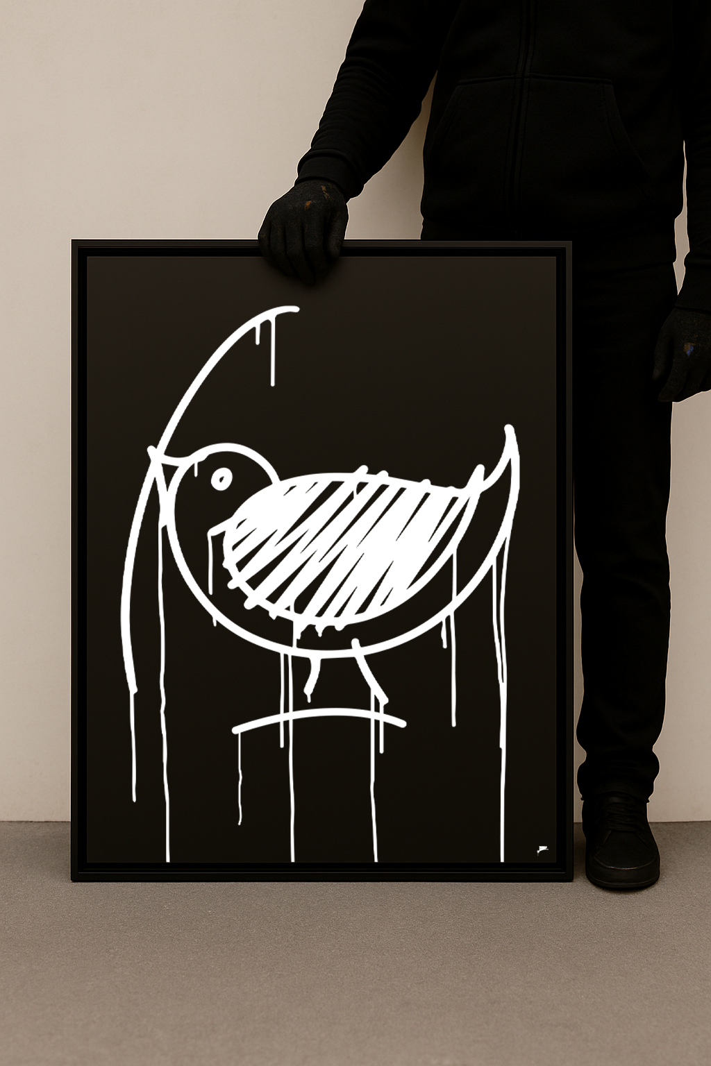 Großformatiger Designspiegel Ulmer Spatz 80×100 cm wird von Person präsentiert, schwarzer Urban-Art-Stil.