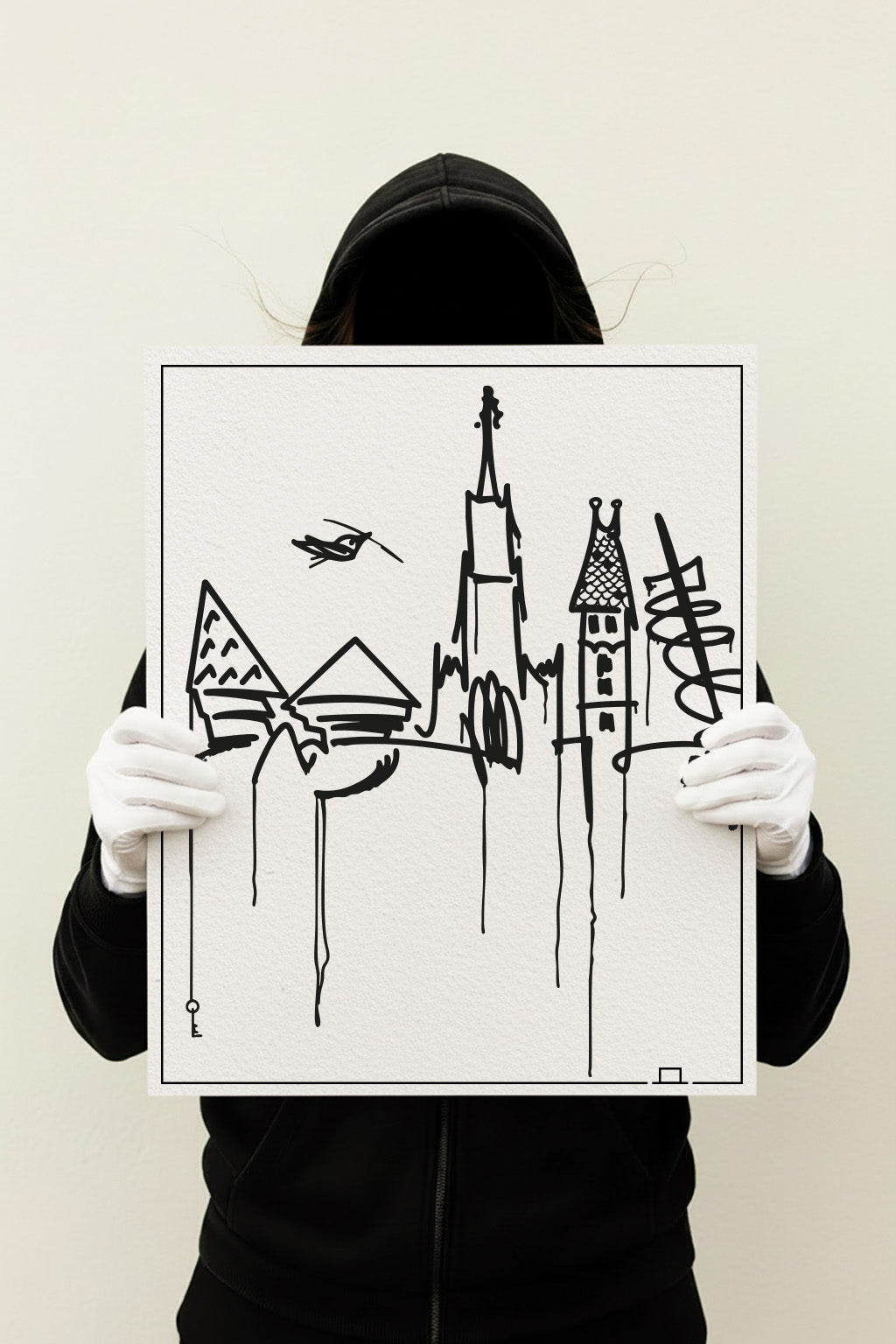 Großer Donauufer-Kunstdruck in 40×50 cm, ungerahmt; Person im schwarzen Hoodie präsentiert das Urban-Line-Art-Motiv aus Ulm mit weißen Handschuhen.