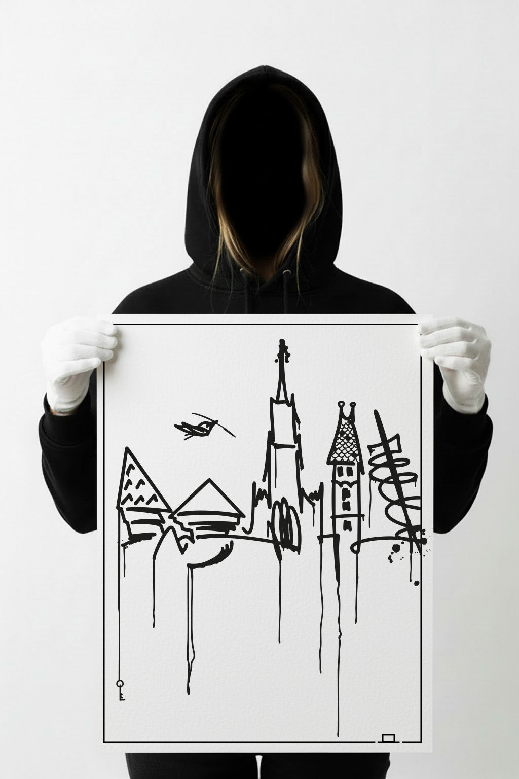 XL Donauufer-Kunstdruck in 50×70 cm, ungerahmt; Person in dunkler Kleidung hält das moderne Ulm-Line-Art-Poster – minimalistischer Kunststil.