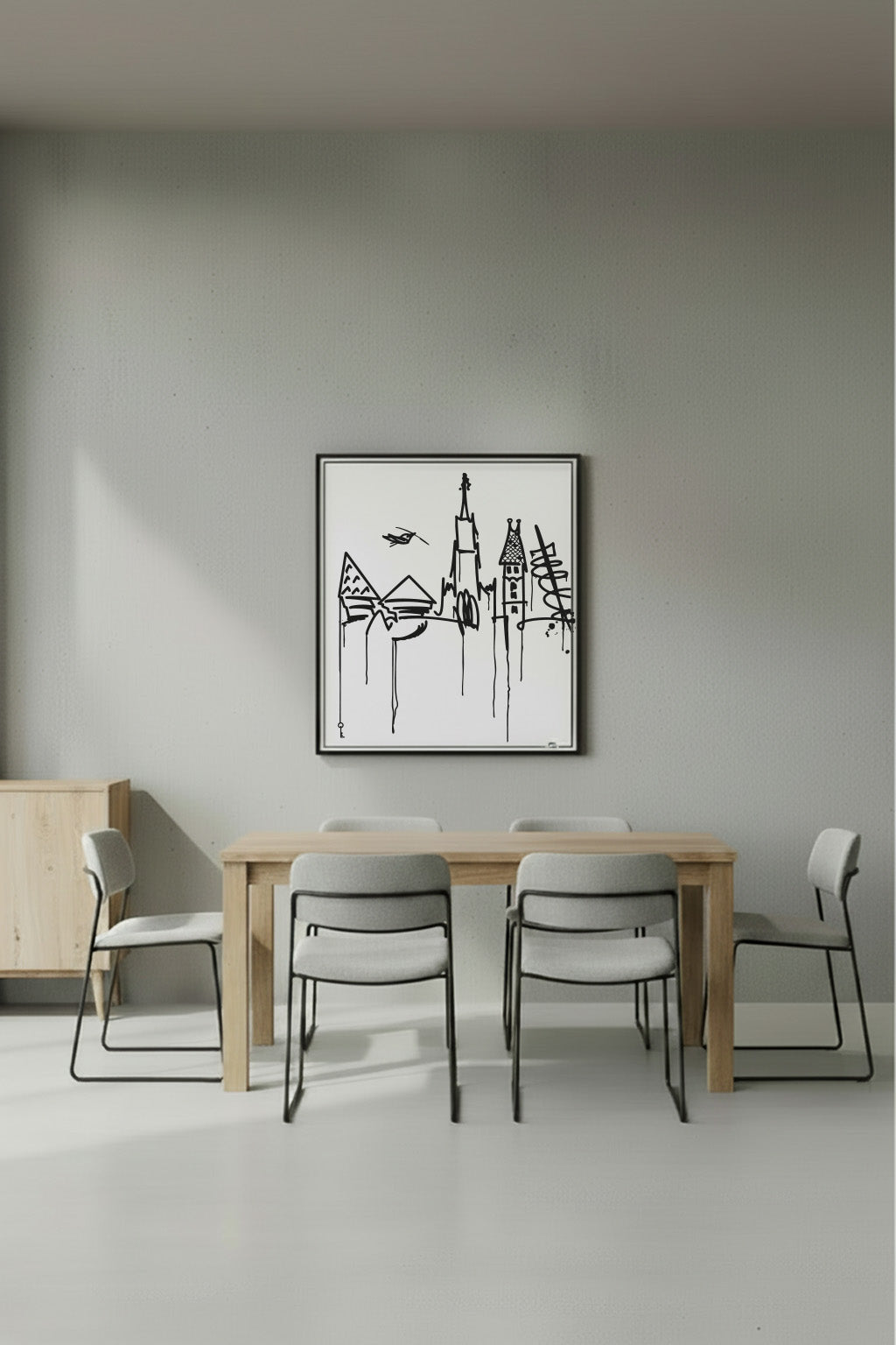 Gerahmter Donauufer-Kunstdruck in 40×50 cm an einer Esszimmerwand; modern eingerichteter Raum mit hellen Holzmöbeln – Urban-Line-Art aus Ulm.