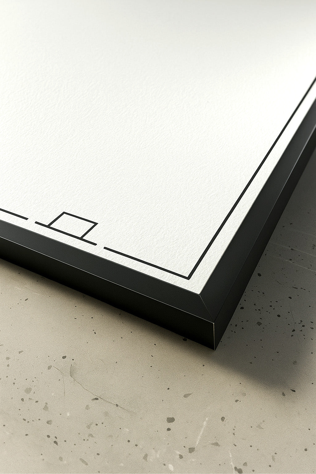 Detailaufnahme eines Kunstdrucks im schwarzen Metallrahmen mit feiner Aquarellpapier-Struktur und minimalistischen Linien auf hellem Betonuntergrund.