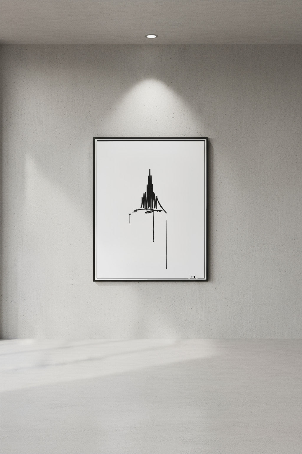 Minimalistischer 50×70 cm Kunstdruck des Ulmer Münsters in schwarzem Rahmen, stilvoll präsentiert an einer hellen Betonwand mit Spotbeleuchtung.