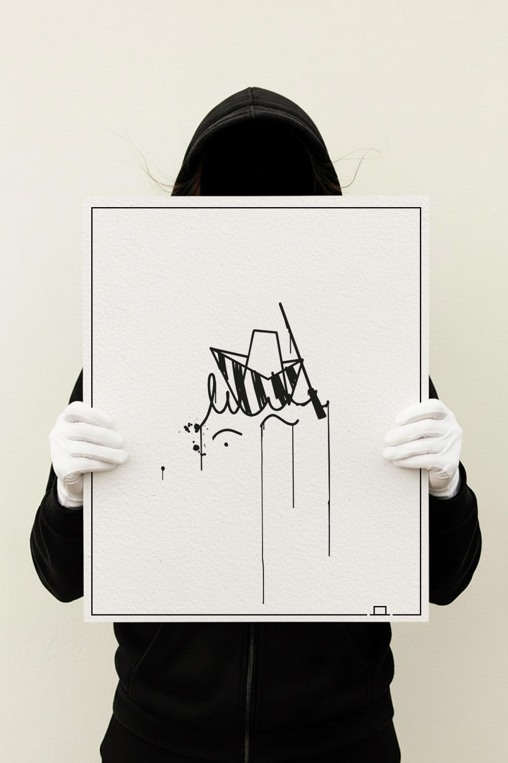 Großer Kunstdruck „Ulmer Schachtel“ in 40×50 cm; Person im schwarzen Hoodie präsentiert das abstrakte Urban-Line-Art Motiv mit Tropf-Details.