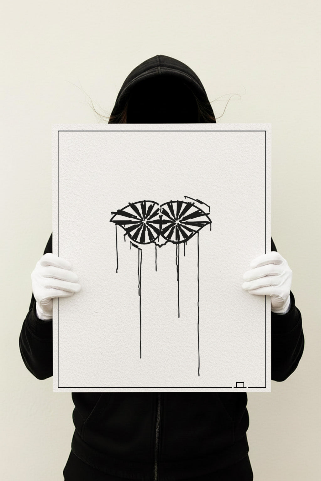 Großer Schneider-von-Ulm Kunstdruck in 40×50 cm, ungerahmt; Person in dunklem Hoodie präsentiert das lineare Urban-Art Motiv mit Tropf-Effekten.