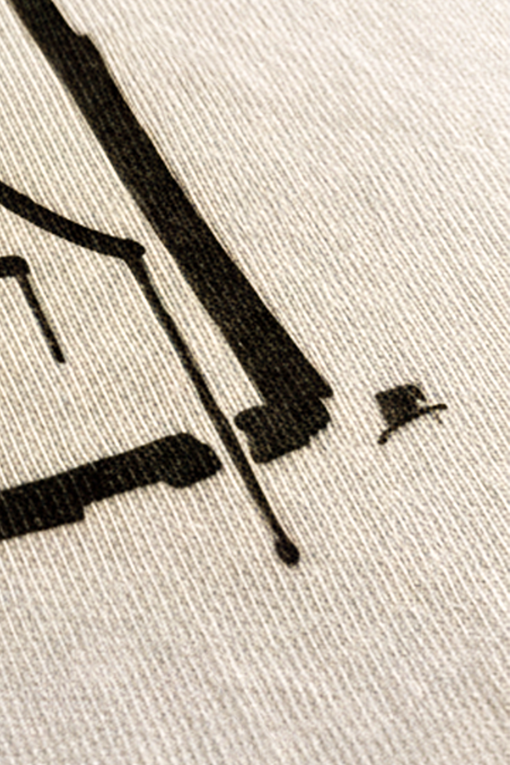 Makroaufnahme der Baumwollstruktur eines T-Shirts mit präzisem schwarzen Ulm-Linienprint.