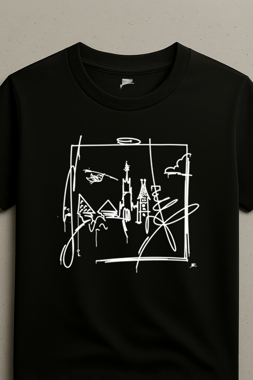 Schwarzes T-Shirt mit urbanem Ulm-Design in weißer Liniengrafik, flach vor hellgrauem Betonuntergrund präsentiert.