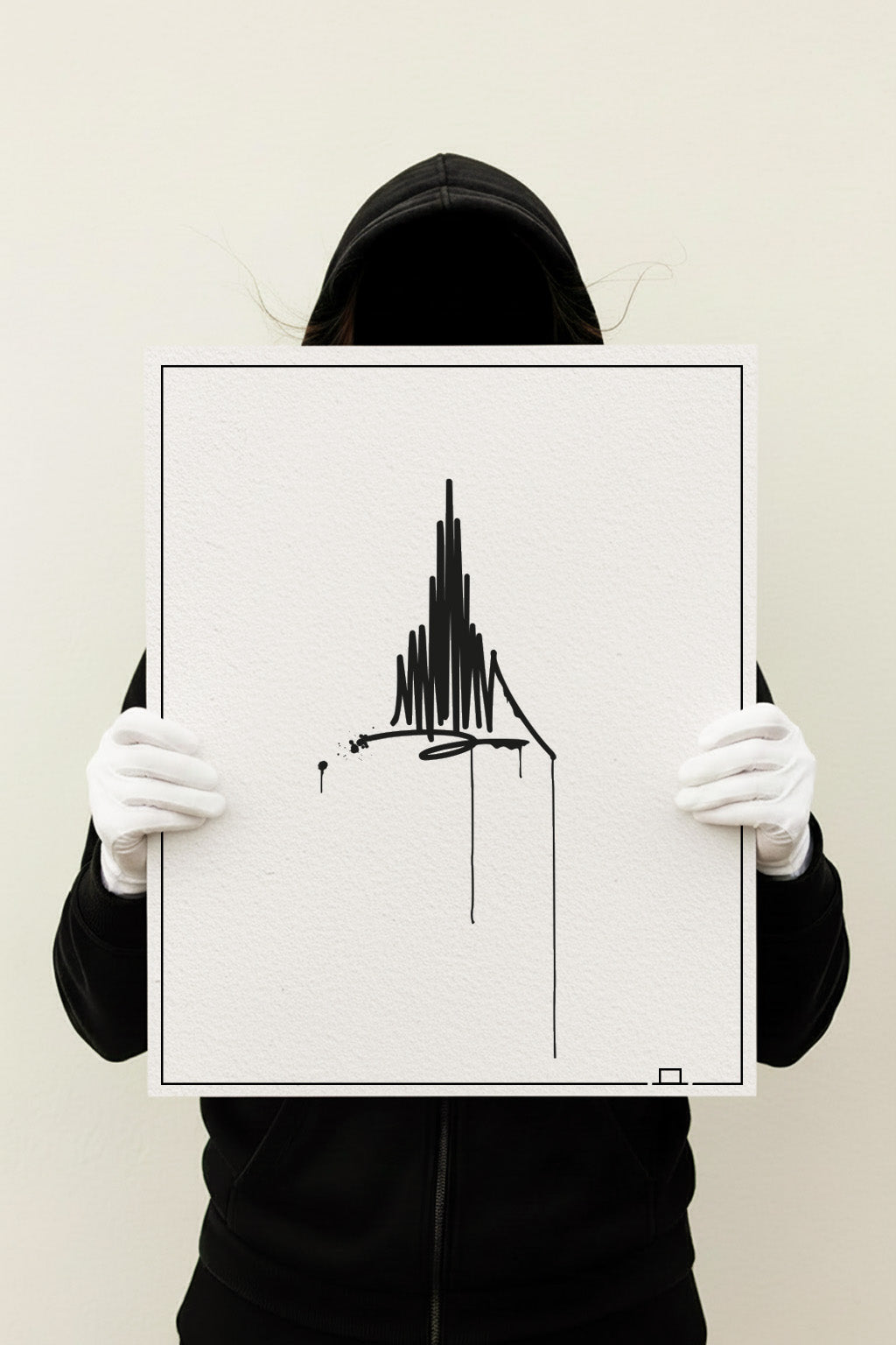 Großer Kunstdruck „Ulmer Münster“ in 40×50 cm; Person im schwarzen Hoodie präsentiert das abstrakte Urban-Line-Art Motiv mit Tropf-Details.