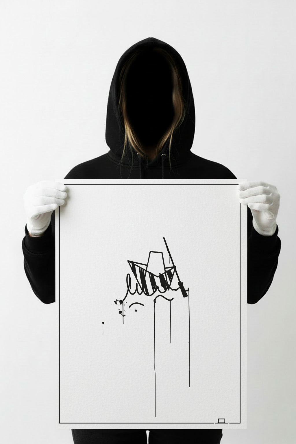 XL Kunstdruck „Ulmer Schachtel“ in 50×70 cm; Person mit weißen Handschuhen hält das minimalistische Urban-Line-Art Motiv.