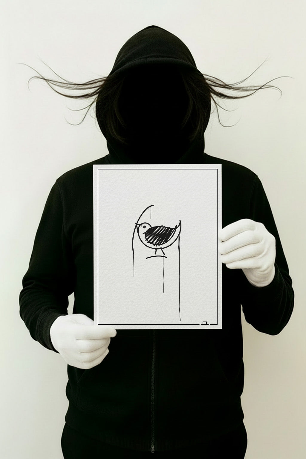 Kunstdruck „Ulmer Spatz“ in 21×30 cm, ungerahmt; Person mit verdecktem Gesicht hält das moderne Urban-Line-Art Poster vor hellem Hintergrund.