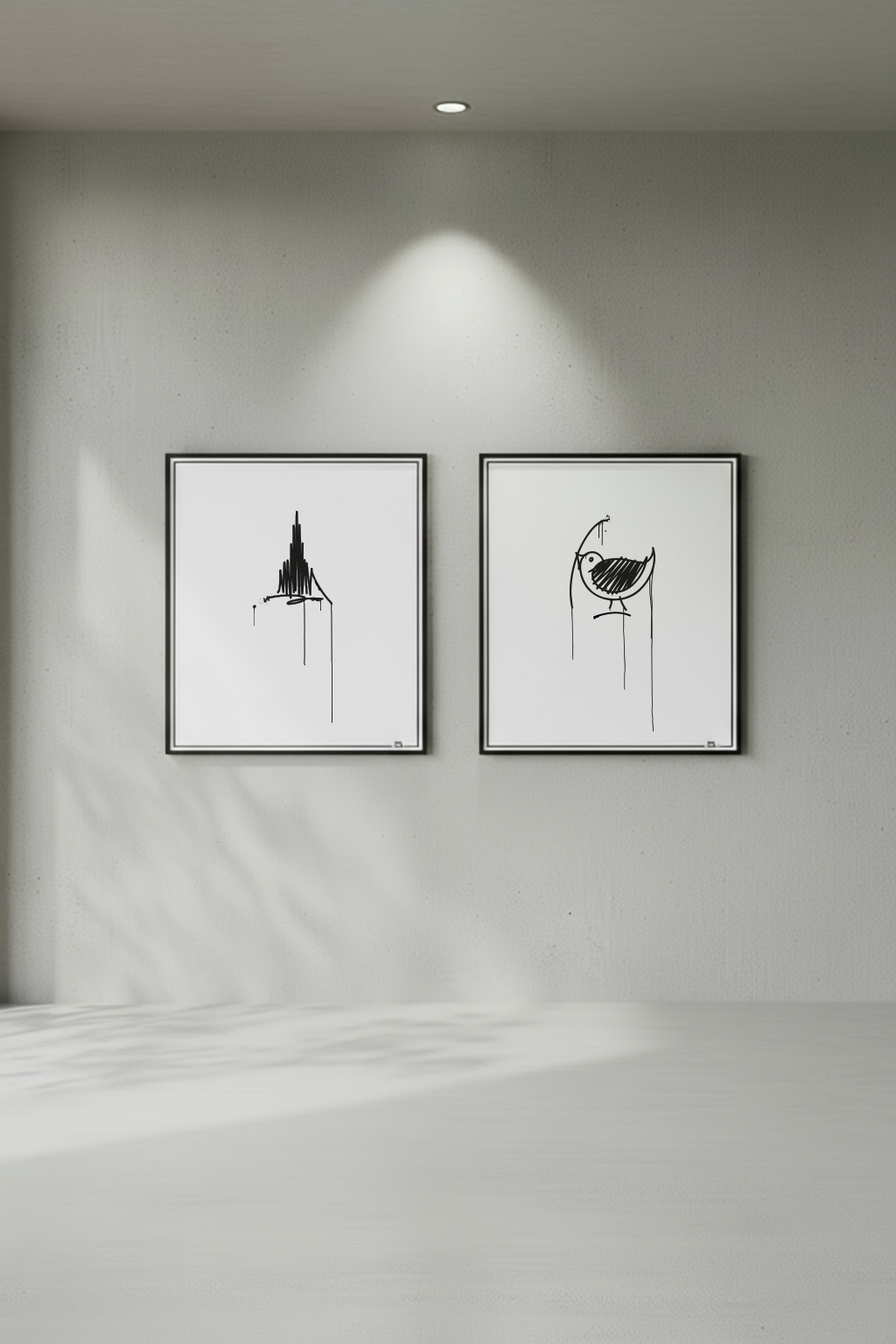 Zwei Schwarzweiß-Kunstdrucke mit Urban-Art-Motiven hängen an einer grauen Betonwand – moderne Wandgestaltung mit Streetart-Charakter.